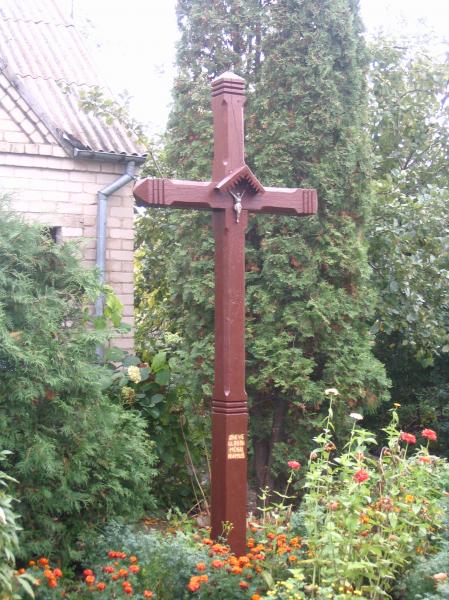 Kryžius Elžbietos Aidukonienės sodyboje, Kalneliškio kaime
